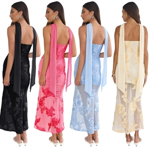 Détail de broderie florale et ourlet en tulle transparent sur ces robes maxi dos nu chic