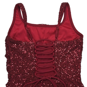 Détail de robe à paillettes rouges avec laçage au dos et bretelles réglables