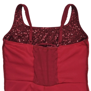 Détails de la robe à paillettes bordeaux avec fines bretelles et empiècement en mesh