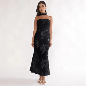 Robe longue bustier noire élégante avec broderie florale et collier choker assorti