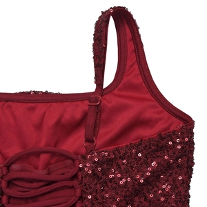 Détail de paillettes rouge foncé sur robe avec bretelles réglables et laçage dans le dos