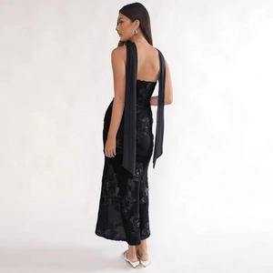 Détails de la robe de soirée noire avec broderie florale 3D et élégants rubans au dos