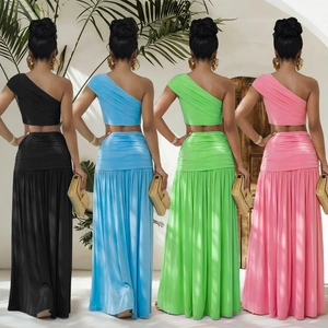 Ensemble deux pièces pour femme avec haut court asymétrique et jupe longue plissée