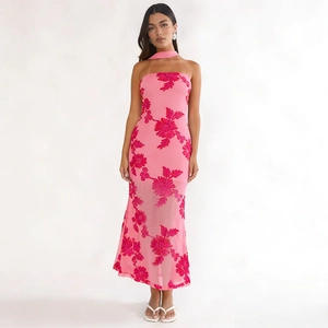 Robe longue bustier rose avec broderies florales et collier choker assorti