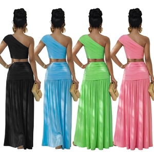 Ensemble deux pièces pour femme avec crop top asymétrique et jupe longue plissée élégante