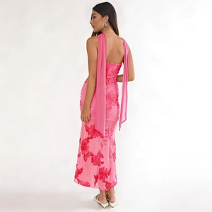 Détail de la broderie rose et des rubans en mousseline sur une robe dos nu élégante