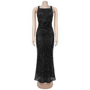 Détail de robe de soirée à paillettes noires avec col carré et fines bretelles