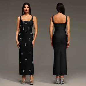 Dettaglio di un elegante abito bandage nero con motivi di strass scintillanti e zip posteriore
