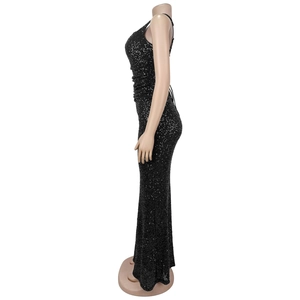Détail d'une robe de soirée noire à paillettes montrant la coupe ajustée et la texture