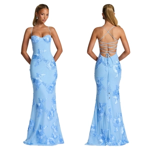 Dettaglio macro delle applicazioni floreali 3D e del retro stringato dell'abito a sirena blu