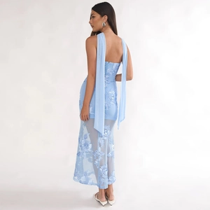 Détail de la robe dos nu bleu clair avec broderie florale 3D et longs rubans élégants