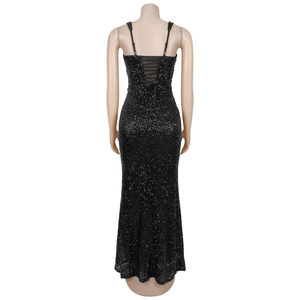 Détail du laçage au dos de cette élégante robe de soirée noire ornée de paillettes