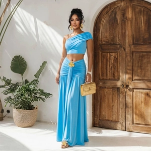 Ensemble deux pièces bleu ciel avec haut court asymétrique et jupe longue taille haute