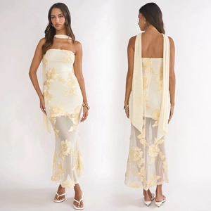 Vue détaillée de la robe longue dos nu blanc crème avec broderie florale et tulle délicat