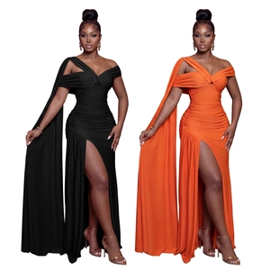 Robe de soirée élégante sans manches avec taille froncée, fente haute et cape longue sol