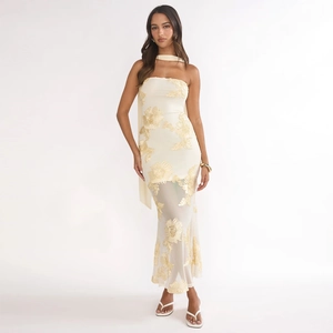Détail de robe crème bustier élégante avec broderies florales dorées et écharpe de cou