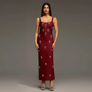 Elegante abito lungo bordeaux a fascia con motivi a stella di strass scintillanti