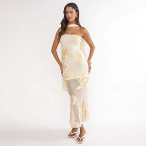 Détail de broderie sur robe bustier crème avec jupe en tulle et écharpe assortie