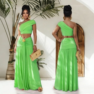Détail du haut court asymétrique et jupe longue vert citron avec fleur dorée décorative