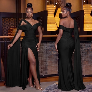 Vue avant et arrière d'une robe de soirée noire avec fente haute et épaule asymétrique