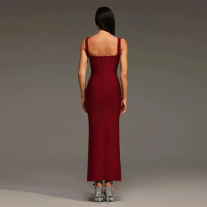 Vista posteriore di un elegante abito bordeaux schiena scoperta con spalline in strass