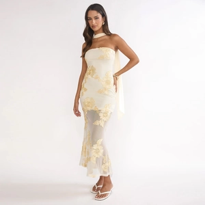 Détail d'une robe longue dos nu élégante avec broderie florale dorée raffinée