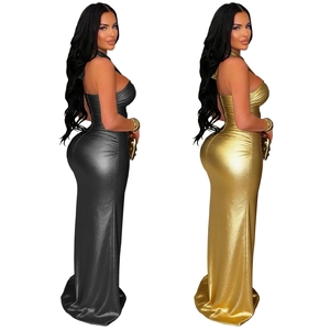 Details des rückenfreien Neckholder-Designs eines schimmernden Metallic-Bodycon-Kleides