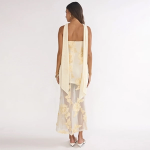 Détail de la broderie florale et des coutures en tulle sur la robe dos nu