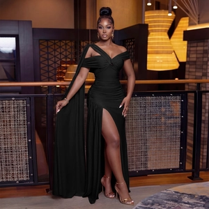Robe longue noire élégante à épaules dénudées avec fronces, fente haute et manche cape