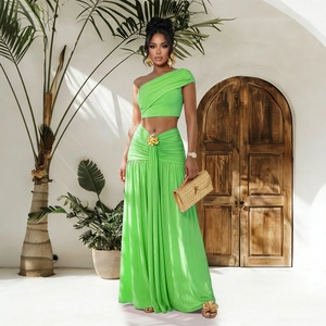 Détail de l'ensemble haut court à une épaule et jupe longue plissée vert citron et boucle
