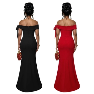 Détail de la robe de soirée sirène à épaules dénudées avec zip en rouge et noir