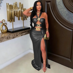 Elegantes schwarzes Neckholder-Kleid mit Metallic-Finish und goldenen Sonnen-Ornamenten