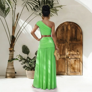 Détail d'un ensemble plissé vert fluo deux pièces avec jupe longue et haut court