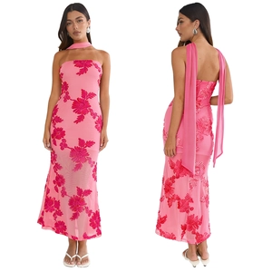 Détail de broderies florales roses sur une robe de soirée dos nu et moulante