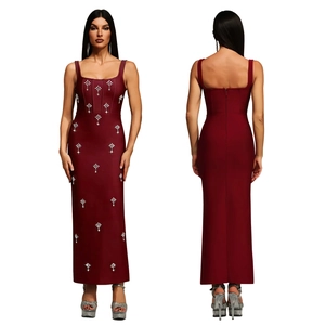 Dettaglio dell'abito bandage bordeaux con strass a fiocco di neve e schiena scoperta