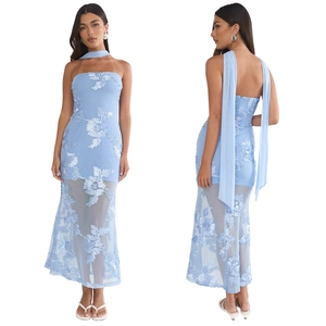 Vue détaillée robe bustier bleu clair avec fleurs 3D et ourlet en mesh transparent