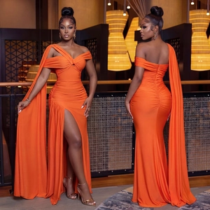 Détail vue avant et arrière de la robe de soirée orange élégante avec cape et fente haute