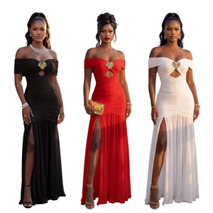 Robe longue élégante à épaules dénudées avec boucle cœur et fente haute latérale