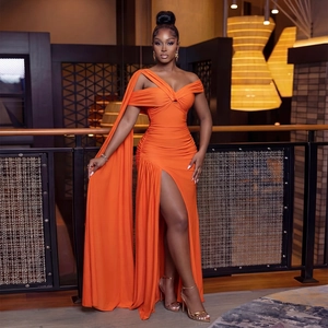 Robe de soirée élégante orange à une épaule avec taille drapée et fente haute