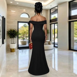 Robe de soirée élégante noire à épaules dénudées avec coupe ajustée et ourlet sirène