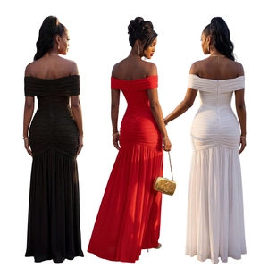 Détail de robes maxi froncées à épaules dénudées en noir rouge et blanc avec fente