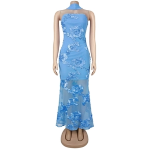 Détail d'une robe de soirée sirène bleu clair avec broderies florales 3D et ourlet transparent