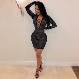 Sexy mini abito nero con strass a rete e design stringato con profondo scollo a V