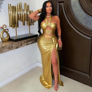 Elegantes goldenes Halfter-Maxikleid mit Taillen-Sonne und hohem Beinschlitz