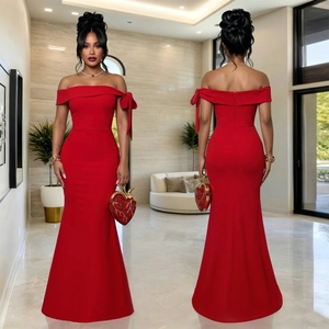 Détails d'une robe de soirée sirène rouge à épaules dénudées avec un nœud et une pochette