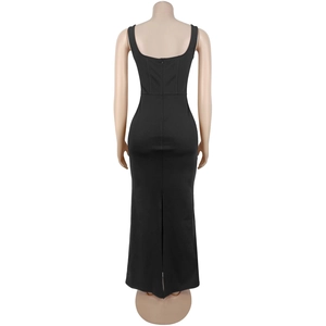 Dettaglio dell'elegante abito lungo nero slim fit con spacco posteriore e zip invisibile