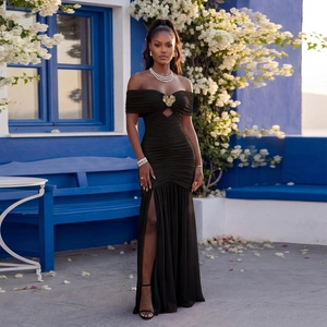 Robe longue noire chic à épaules dénudées avec boucle dorée et fente latérale haute