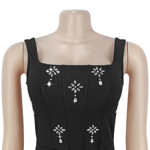 Dettaglio del vestito nero con scollo quadrato e motivi floreali in strass brillanti