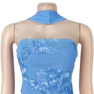 Détail de la robe bustier bleu clair avec broderie florale 3D et texture en maille