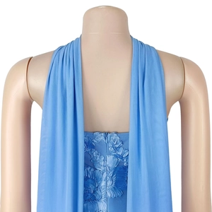 Détail du dos d'une robe bleu clair avec broderie florale 3D et empiècement en dentelle